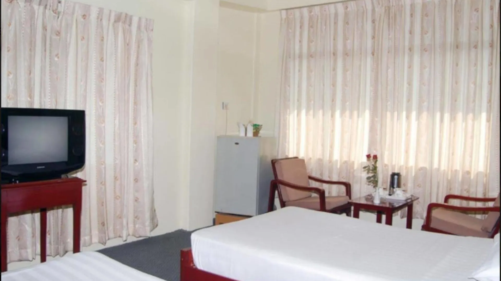 Summer Palace Hotel Γιανγκόν Πανσιόν